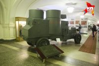Вот этот броневичок.



 Кличка - "Враг капитала". много лет стоял во дворе Мраморного дворца. Сейчас стоит в Артиллерийском музее, в Кронверке.