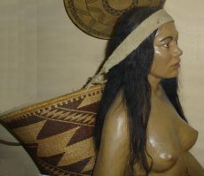 У  майя практически не было дорог, не было гужевого и вьючного  транспорта.   Не было колесного транспорта, так как колесо они не изобрели. Майя использовали мекапаль   налобник для переноски грузов.