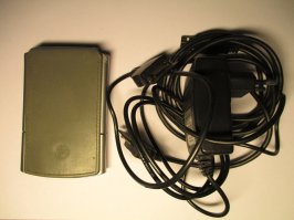 А вот моя "Пальма" повидавшая немало, с закрытой "пастью" и с раскрытой, с родным "Стилусом" и "флешкой", аж на на 16Mb.
Аккумулятор тоже родной, но с него КПК не стартанул, оно и понятно, последний раз я его лет 5 назад включал, когда он мне случайно на глаза попался.:) Пока фотографировал, немного подзарядил, а после отключения зарядного устройства, КПК не отключился. Ну, "поностальгировал" я с ним немного, и отправил обратно, на вечное хранение.:)