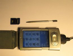 А вот моя "Пальма" повидавшая немало, с закрытой "пастью" и с раскрытой, с родным "Стилусом" и "флешкой", аж на на 16Mb.
Аккумулятор тоже родной, но с него КПК не стартанул, оно и понятно, последний раз я его лет 5 назад включал, когда он мне случайно на глаза попался.:) Пока фотографировал, немного подзарядил, а после отключения зарядного устройства, КПК не отключился. Ну, "поностальгировал" я с ним немного, и отправил обратно, на вечное хранение.:)