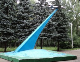 Служил при училище. Там перед штабом училища (а это дивизия) стоял самолет на пьедестале. Дембеля (не курсанты) фотографировались на самолете верхом перед уходом. Для этого брали лестницу, ведро и тряпки и шли мыть самолет. Потом сидя верхом застывали в позе, их фотографировали и менялись местами!