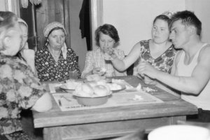 Сразу видно у жениха фрак на заказ сшит. Да и платье невесты ослепительно...