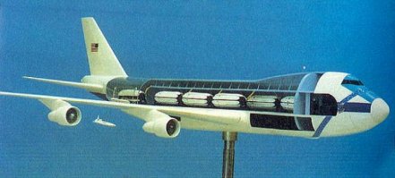 Программа Cruise Missile Carrier Aircraft ( авианосец крылатых ракет ) брала за основу широкофюзеляжный Boeing-747-200C, способный нести около 140 тонн полезной нагрузки. По мнению экспертов, именно эту модель проще всего превратить в недорогой ракетоносец.

Расчеты показывают, что военная модификация этой  птички  будет способна поднять в воздух около 100 тонн боеприпасов. Для этого надо лишь дополнительно укрепить конструкцию самолета и разместить в его салоне девять пусковых установок крылатых ракет (по 8 на каждой ПУ). Милитаризованный таким образом  боинг  будет стоить, как минимум, на 15% дешевле старичка B-52.