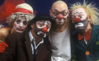 С этими клоунами явно что-то не так