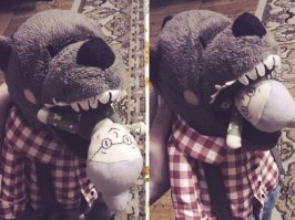 ну эта игрушка есть в икеа,но она не во рту,а рядом лежит...вы сами либо тот кто фоткал положил в рот волку...