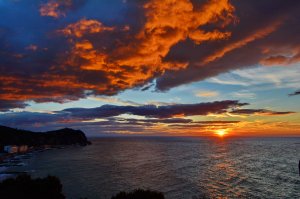 В Крыму  восходы ничуть не хуже ...е ехать далеко не надо. Рейд мыса Ай Тодор в акватории санатория Днепр и Родина(бывший Украина).