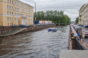 Спасибо Автору за интересную подборку! В принципе, капни любой дом, квартал, мост, и можно узнать такие интересные вещи! Вот к примеру фотка из подборки. Справа видны дома? Одной зимой (не очень холодной), голливудская компания снимала фильм про блокаду Ленинграда. Настолько забрызгали стены а-ля-изморозью, поставили старые фонари, сугорбы, стекла заклеили и заморозили, что мы ходили туда чтобы смотреть и скорбеть по умершим и погибшим пару недель, пока шли съемки. Посмотрите левый дом (с колоннами у входа). Это школа. Настолько старая, с дощатыми полами и старыми дверями, что там можно хоть сейчас снимать фильмы про 30-50 -е годы. Дом просто пропах историей! Именно в нем сейчас проходят выборные компании для жителей ближайших кварталов. Но вы очень хотите пикантностей? Пожалуйста!
Именно в этом доме (в подвалах школы) правохранители накрыли банду свингеров, арендовавших помещения для своих криминальных утех! Наверное тоже хотели прикоснуться. К чужим супругам и истории...