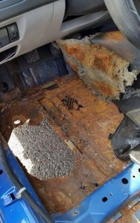 Мазда 626 с 1998 по 2002 год в кузове  GF/GW. да там проблемка с задними арками есть, но вот так дырка в полу?
да хоть и машинкам по 20 лет, но такого не видел.
или конструктор или я не знаю чем дороги зимой посыпали.

стоит такая старушка в гараже,даже близко за 17 лет намека на такое нет.