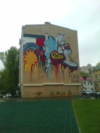 Верхнее фото: декабрь 2016 на Цветном Бульваре
Нижнее: Тот же фасад дома, но уже в мае 2017