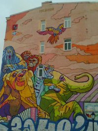 Верхнее фото: декабрь 2016 на Цветном Бульваре
Нижнее: Тот же фасад дома, но уже в мае 2017