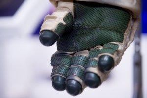 Как то не полный рассказ =)))

Вот собрал отовсюду по чуть-чуть =)

В настоящее время для работы за бортом МКС космонавты используют модифицированный вариант скафандра типа  Орлан . Первый выход в открытый космос в скафандрах этого семейства был осуществлен в 1977 году на орбитальной станции  Салют-6  космонавтами Георгием Гречко и Юрием Романенко.

Сегодняшний  Орлан-МК  хотя внешне почти не отличается от предыдущих скафандров, но, как говорят сами космонавты, это уже нечто среднее между костюмом и домом. В такой оболочке космонавт может свыше десяти часов находиться в открытом космосе. Это действительно миниатюрный космический корабль, который имеет свою систему теплозащиты, систему теплообеспечения, систему связи, передачи телеметрической информации. В современном скафандре есть даже запас питьевой воды и такой элемент удобства, как  чесалка  для носа.

До конца этого года на Международную космическую станцию доставят самую последнюю версию    Орлан-МКС . Хотя он и будет помощником наших космонавтов на космической станции, название  МКС  значит  модернизированный, компьютеризированный, синтетический .