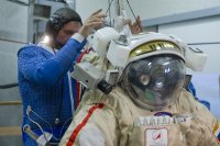 Как то не полный рассказ =)))

Вот собрал отовсюду по чуть-чуть =)

В настоящее время для работы за бортом МКС космонавты используют модифицированный вариант скафандра типа  Орлан . Первый выход в открытый космос в скафандрах этого семейства был осуществлен в 1977 году на орбитальной станции  Салют-6  космонавтами Георгием Гречко и Юрием Романенко.

Сегодняшний  Орлан-МК  хотя внешне почти не отличается от предыдущих скафандров, но, как говорят сами космонавты, это уже нечто среднее между костюмом и домом. В такой оболочке космонавт может свыше десяти часов находиться в открытом космосе. Это действительно миниатюрный космический корабль, который имеет свою систему теплозащиты, систему теплообеспечения, систему связи, передачи телеметрической информации. В современном скафандре есть даже запас питьевой воды и такой элемент удобства, как  чесалка  для носа.

До конца этого года на Международную космическую станцию доставят самую последнюю версию    Орлан-МКС . Хотя он и будет помощником наших космонавтов на космической станции, название  МКС  значит  модернизированный, компьютеризированный, синтетический .