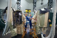 Как то не полный рассказ =)))

Вот собрал отовсюду по чуть-чуть =)

В настоящее время для работы за бортом МКС космонавты используют модифицированный вариант скафандра типа  Орлан . Первый выход в открытый космос в скафандрах этого семейства был осуществлен в 1977 году на орбитальной станции  Салют-6  космонавтами Георгием Гречко и Юрием Романенко.

Сегодняшний  Орлан-МК  хотя внешне почти не отличается от предыдущих скафандров, но, как говорят сами космонавты, это уже нечто среднее между костюмом и домом. В такой оболочке космонавт может свыше десяти часов находиться в открытом космосе. Это действительно миниатюрный космический корабль, который имеет свою систему теплозащиты, систему теплообеспечения, систему связи, передачи телеметрической информации. В современном скафандре есть даже запас питьевой воды и такой элемент удобства, как  чесалка  для носа.

До конца этого года на Международную космическую станцию доставят самую последнюю версию    Орлан-МКС . Хотя он и будет помощником наших космонавтов на космической станции, название  МКС  значит  модернизированный, компьютеризированный, синтетический .