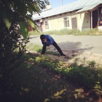 А что такого и при чем сигнал? Доставал человек телефон из кармана, заодно вывалилась из кармана мелочь, например, или записка нужная, или ключи, зажигалка, да что угодно. Закончить разговор, а потом только наклониться, чтобы поднять поднять?