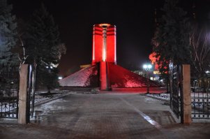 Монумент жертвам фашизма в Донецке расположен в Ленинском районе у Дворца культуры металлургов. Во время оккупации Донецка (г. Сталино) германскими войсками на этой территории был организован концлагерь для советских военнопленных, в нем содержалось около 25 тысяч человек. Погибших хоронили в парке. После войны на месте могил был установлен небольшой скульптурный монумент.
Находится: г. Донецк, Ленинский район, Ленинский проспект, у Дворца культуры металлургов.

В 1956 году на месте могил был насыпан курган. В 1965 году к 20-летию Победы над Германией на холме установили памятник  Жертвам фашизма . Авторами памятника стали архитектор Леонид Артемович Бринь и конструктор Юрий Емельянович Можчиль.

Монумент представляет собой 6 двенадцатиметровых пилонов, которые объединены меж собой венком. На холм ведут 50 ступеней.Поначалу пилоны были облицованы красным гранитом, но с течением времени гранитные плиты стали отваливаться и облицовка была заменена на дюралевый металлопрокат. После современной реконструкции монумент опять облицован гранитом.Между пилонами был расположен Вечный огонь.

В 2011 году была выполнена реконструкция памятника. Была сделана подсветка монумента внутри пилонов и подсветка красным прожектором со стороны. 9 декабря 2011 года состоялось торжественное открытие обновленного памятника.