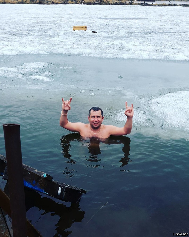 1. Правильнее #снежноебали.
2. На заднем плане по ходу рыбак под лёд провалился...