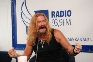 Львята учатся рычать у своего папы