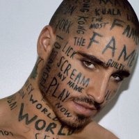 Красивый парень. Нафига так изуродовал себя?