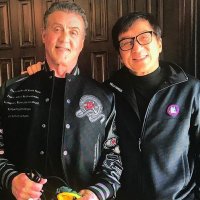 Два знаменитых актера Сильвестр Сталлоне и Джеки Чан изображены на фотографии, где улыбаются и приветствуют друг друга. Легенды кинематографа встретились ради того, чтобы обсудить роли и сценарий в новом совместном проекте, который будет называться  Экс-Багдад .