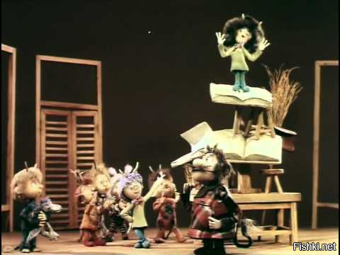 Она паркуется как привыкла, где удобно, и как в мультике - чихать на всех.
Она не специально перегородила скорой выезд, это просто случайность из-за общего отношения к жизни.
Бывает оставляют телефоны для связи с владельцем.
А насколько быстро приезжают эвакуаторы? 15 минут человек ходит вокруг машины, у нас эвакуируют за 5-8.