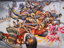 В Питере в 2011 году висело во дворах на пересечении пр. Ветеранов и Жукова, как в сторону ЖД Лигова к улице Стойкости идти

стоял в полном офигении раскрыв рот, она большая еще, жалко пропорций не показать, человека рядом нет