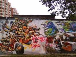 В Питере в 2011 году висело во дворах на пересечении пр. Ветеранов и Жукова, как в сторону ЖД Лигова к улице Стойкости идти

стоял в полном офигении раскрыв рот, она большая еще, жалко пропорций не показать, человека рядом нет