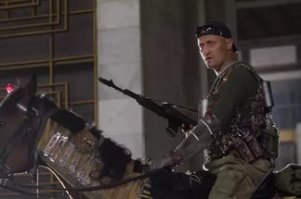 Но все-таки гран-при по дебилизму - это персонаж Гоши Куценко на коне (!) в подземке (!!) в электроизолированных латах (!!!) - этакий фарс-образ Георгия Победооносца в кинохренофантастике "Фантом".  Это было о-о-о