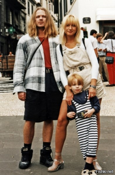 На фото Пресняков, Орбакайте и их сын.
Фото в реальной газете было совсем иное