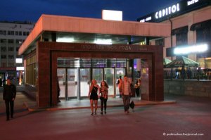 Дама в юбке до станции метро на лошади добиралась?