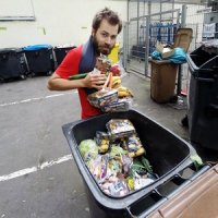 6 привычек жителя СССР

4. Привычка все доедать... 
ну правильно, зачем доедать, если можно похавать с помойки?...

это не в СССР придумали дампстер-дайвинг!

По всей Европе молодые обеспеченные люди отказываются от продуктов из супермаркетов в пользу еды из мусорных баков. The Village обсудил с несколькими из них, как работает