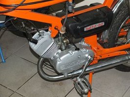 Вот мопед, без педалей мокик. 
А в теме мотороллер, в простонародье почему то скутер.