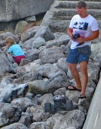 Сегодня на "диком пляже" наблюдал как отец семейства сначала с детьми ,а потом и без них долго штурмовал валуны пляжа.Видно что мужик балдеет от такого "Дакара" ..