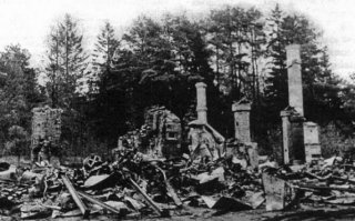 Добавлю, что в 1943 году финские солдаты разграбили и полностью разрушили усадьбу Репина и заминировали парк. После освобождения от финнов в "Пенаты" приехала советская комиссия по определению масштабов ущерба. В результате уже в 1944 году "Пенаты" были включены в очередь на восстановление.

Окончательно восстановлены Пенаты были только в 1960 году. К этому времени финны вернули часть (около 5%) краденого из усадьбы.  Так-что теперь это "Новодел". Как выглядела усадьба при финнах - можно увидеть на фото.