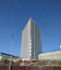 Пройдя чуть дальше, мои органы чувств встали на место, но я долго пребывал в шоку и ходил вокруг этого дома.