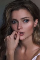 Даже несмотря на полный шапкозакидон BadComedian'ом этого фильма, скажу - это не самое худшее, что можно снять, да и претензии Жени несколько завышены (юмора ради, это понятно). Будь я современным подростком, этот фильм вполне бы прокатил - он на порядок круче всяких алиса-где-мелафон и "неуловимых" шпанят. Другой вопрос, что ЦА фильма как раз и не ходит в к/т - зачем, когда можно скачать?? Вот на это и надо было ориентироваться фильмошлёпам.
А одна из главных героинь, Алина Ланина, вообще няшка! (видели б вы её *опень ранее!)