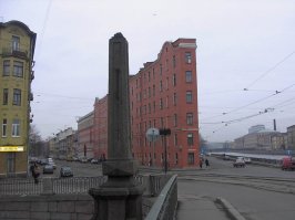 Называется "дом-утюг". Такой же в Питере, построен в 1910 году