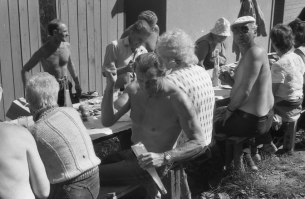 Именно так раньше вино и открывали, ударом кулака.