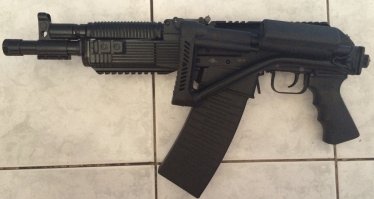 Есть правда в ваших словах...проблемы с реализацией легализации КС будут и бюрократические и организационные(как и в любом другом вопросе)...но основное-это отсутствие желания что-то делать в данном направлении,если захотеть всё можно организовать,естественно нельзя выдавать оружие каждому желающему,система получения должна быть наиболее сложной,чтоб у большинства несерьёзно настроенных граждан отпадало всякое желание заиметь ствол для понтов,при одном взгляде на список необходимых требований,это моё видение,таким образом можно радикально минимизировать количество безответственных граждан не готовых к владению оружием и не понимающим всей ответственности...единственное,в чём я с вами в корне не согласен,так это со всплеском убийств и насилия,на первых порах жертвы неизбежны,бесспорно,но не настолько у нас первобытное общество,что мы друг друга перестреляем при первой возможности(говорю на собственном опыте,владею и дробовиком и хорошим травматом,за все 7 лет не то что не спровоцировал ни одного конфликта,но и умышленно избегал их при возможности,а вот наличие травмата один раз здоровье спасло мне точно,благо обошлось предупредительным выстрелом)...
Про неадекватов с травматами,их не так много,просто каждый случай активно афишируется СМИ,вот и создаётся впечатление,что у нас идёт война на дорогах(идёт формирование негативного отношения граждан к оружию,вместо привития культуры обращения с ним)...на самом деле в разы больше жертв от бытовухи-кухонные ножи и прочее(говорю не голословно,у меня имеется доступ к статистике МВД)при этом никто не требует всё это запрещать!!!
Далее вы сами подтверждаете мои слова,что по стране итак гуляет огромное количество незарегистрированного огнестрела,насколько знаю,речь идёт о миллионах единиц!!!так думаете станет опаснее жить,если к ним добавится ещё несколько десятков?про контроль не соглашусь,из огромной организации(коей являются Вооружённые Силы) умыкнуть несколько единиц гораздо проще,главное выйти на нужных людей,чем у одного человека(который должен стоять на учёте и,к примеру,ежемесячно посещать участкового,для подтверждения наличия КС,за утрату которого ждёт уголовная ответственность)...
Есть гладкоствол,который можно легко спрятать даже под курткой,например ТОЗ-106,другие модели можно немного доработать,если на ту же сайгу или вепрь с коротким стволом поставить складной приклад с блокиратором огня в сложенном положении и укороченный магазин,получится весьма компактный образец(не нарушающий требований закона)...
можно проще,рюкзак или чехол от гитары(совершенно не вызывает подозрений у окружающих,а там можно спрятать почти любой образец и много патронов к нему,таким образом можно совершить атаку на те же школы,о которых вы так часто упоминаете и охрана не спасёт...я это к тому,что не нужно строить ложных иллюзий безопасности...
Кстати,люди с желанием, деньгами и связями уже давно обеспечили себя КС,есть вполне легальный способ-наградное оружие,и быдлан на бмв и сейчас с большой вероятностью может выстрелить в вас из боевого КС,а переделку из газового и сейчас раздобыть можно,при желании...
Я к чему это,при наличии огромного чёрного рынка оружия и легкодоступности его для преступников,легализация КС для самообороны людям,доказавшим своё право на это, скорее плюс,чем минус...но это моё мнение...Вы имеете право на своё,но при этом наши мнения практически ничего не решают,и спорить бессмысленно,всё будет так,как решат наверху...единственно,чего хотелось бы пожелать,так это спокойствия и безопасности,независимо от наличия,либо отсутствия оружия...