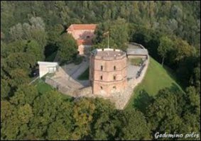 Часть фотографий морально устарели и не соответствуют действительности.Город реставрируется,преображается и меняется.Тем,кто любит показать Вильнюс "настоящий",где присутствуют грязь,полуразвалившиеся дома или зачуханный рынок,хочу сказать,что в любом европейском городе есть такие места.Повторяю,в любом европейском городе.А уж в России таких мест столько,что мама не горюй.

П.С. Оползень с горы башни Гядиминаса произошёл по одной простой причине,какие-то долбодятлы вырубили все деревья на склоне горы,а ведь корневая система деревьев естественным образом предохраняла от оползней. Вот так этот холм выглядел ещё недавно.