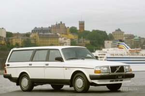 вот машина серьёзного человека (хозяин Икеи).
Действительно серьёзные люди вовсе предпочитают такси, и один из лично мне знакомых серьёзных людей вовсе бомж (его это не парит).