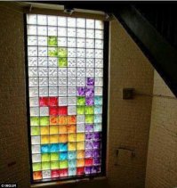 так похабно закрасить фигурки еще надо постараться... гуашь по стеклу?