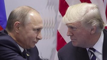 В гляделки они  играли.