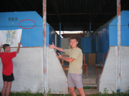 Лет 10 назад праздновал ДР и поехали на море на украину по пьяни.
Приехали в Затоку.  Спросили таксиста где здесь можно хорошо отдохнуть, попьянствовать и отколбасится на дискотеке. Нам сразу предложили "ПОЛУЛЮКСЫ" в 5 км. от центра этой "столицы"
Утром проснулись в этих полулюксах и каждый почувствовал себя Диогеном. 
Со смеху наклеили на эти полулюксы 4 звезды.
Ээээххх какое время безмятежное было...!!!