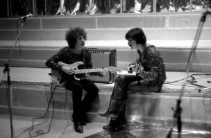 Боярский показывает аккорды Макаревичу.