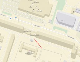 Наличие баранов никак ошибки проектирования не оправдывают.
Всё детство с балкона борьбу с коммунальщиков со здравым смыслом наблюдал.
Красным нарисовал тропинку ведущую к куче магазинов, библиотеке, парикмахерской и т.д. В 90-х там ещё и рынок появился, а в 00-х торговый комплекс. Тропинку перекапывают раз в месяц стабильно, но она появляется вновь.