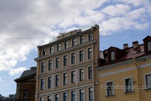 Оказалось, что это не рекламный щит, а просто тонкий китайский дом