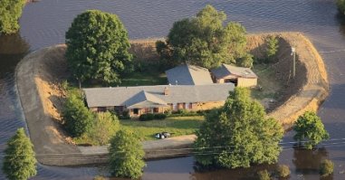 Дядьке повезло - пуля рядом просвистела. Дом слегка на возвышенности, уровень затопления 30-40 см дамба смогла решить, там, где выше, видно по фото у него была вода на территории дома. Хорошая реклама для "Aqua Dam" получилась, но по затраченным усилиям и результату - все-таки насыпная дамба из глины - наше все.