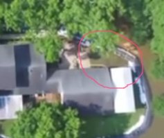 Дядьке повезло - пуля рядом просвистела. Дом слегка на возвышенности, уровень затопления 30-40 см дамба смогла решить, там, где выше, видно по фото у него была вода на территории дома. Хорошая реклама для "Aqua Dam" получилась, но по затраченным усилиям и результату - все-таки насыпная дамба из глины - наше все.