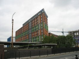 да обычное дело, вот Лондон и Одесса. А уж всяких новых, где архитектор просто выделывается - пруд пруди, например, в Японии.