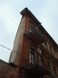 да обычное дело, вот Лондон и Одесса. А уж всяких новых, где архитектор просто выделывается - пруд пруди, например, в Японии.